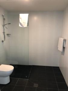 Bathroom sa Bondi Beach Studio King Suite + Balcony