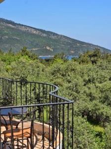 a balcony with a table and chairs on a hill at King Studios in Kinira