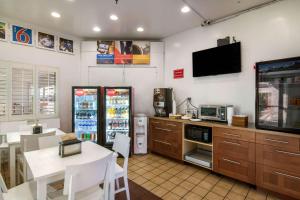 Η κουζίνα ή μικρή κουζίνα στο Motel 6 Monterey Park