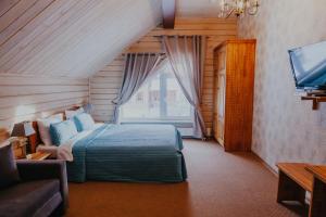 ベロクリハにあるルチ ウダチのベッドルーム1室(ベッド1台、大きな窓付)