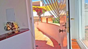 an open door to a balcony with a view of a patio at Splendido studio, vista mare, a 5mn dalla spiaggia - Casa ArteVida in Roses
