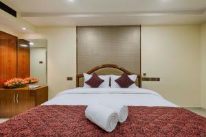เตียงในห้องที่ Hotel Ramraj Regency