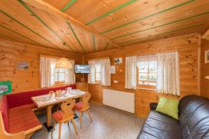 ein Wohnzimmer mit einem Tisch und einem Sofa in der Unterkunft Apartment Deml in Flachau