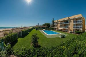 un edificio con piscina junto a la playa en APARTAMENTO EN PRIMERISIMA LINEA DE PLAYA n 10, en Playa de Xeraco