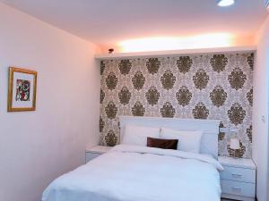 A bed or beds in a room at Peacock hotel