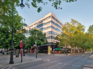 a building on a city street with a street at Hollywood Media Hotel am Kurfürstendamm in Berlin