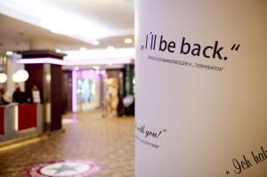 a sign that reads fill be back in a room at Hollywood Media Hotel am Kurfürstendamm in Berlin