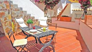 a black table and chairs on a patio at Splendido studio, vista mare, a 5mn dalla spiaggia - Casa ArteVida in Roses