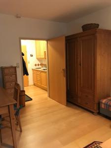una sala de estar con una puerta que da a una cocina en Kirchengasse 162 - Alte Post en Bad Aussee