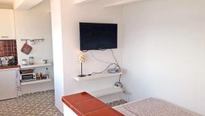 Televízia a/alebo spoločenská miestnosť v ubytovaní Splendido studio, vista mare, a 5mn dalla spiaggia - Casa ArteVida