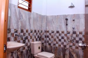 Un baño con inodoro, lavabo y ducha. en Lilac Garden Mirissa, en Weligama