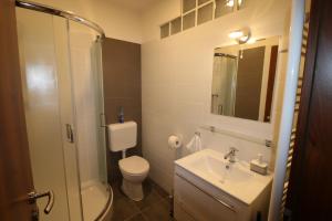Kúpeľňa v ubytovaní Szent Iván Apartman