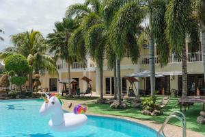 邦劳Mario Dive Resort的度假村的游泳池,带独角兽浮标