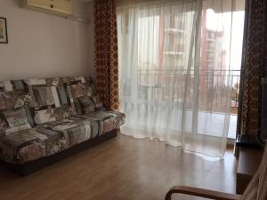 uma sala de estar com um sofá e uma grande janela em Kalina Private Apartments in Marina View Fort Beach, Sveti Vlas em Sveti Vlas