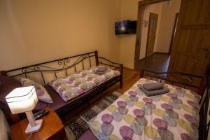 2 lits dans une chambre avec une lampe et une table dans l'établissement Apartamenty Centrum, à Szklarska Poręba