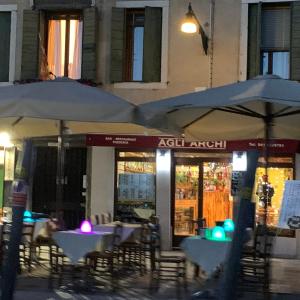 A restaurant or other place to eat at Royal Guest House Venice