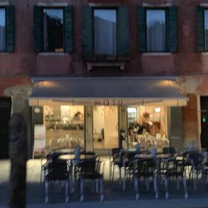 A restaurant or other place to eat at Royal Guest House Venice