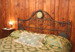 1 dormitorio con 1 cama con pared de madera en Maison Chante Lune, en Introd