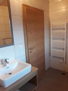 Bathroom sa Hotel Jagdhof