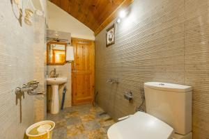 Koupelna v ubytování Zostel Homes Cheog (Shimla) + 19 fotografií