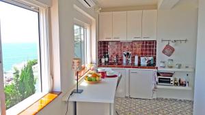 Kuchyňa alebo kuchynka v ubytovaní Splendido studio, vista mare, a 5mn dalla spiaggia - Casa ArteVida