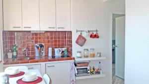 Kuchyňa alebo kuchynka v ubytovaní Splendido studio, vista mare, a 5mn dalla spiaggia - Casa ArteVida
