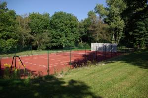 Tenis a/nebo squash v ubytování Château des Bouffards nebo okolí