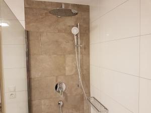 A bathroom at Haus Alpenglühn
