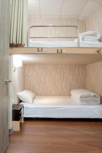 Letto o letti in una camera di Old Door Hostel & Bar