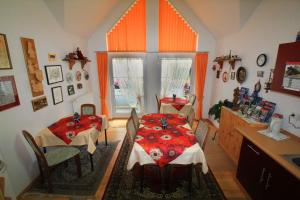 a dining room with a table and chairs and a kitchen at Gästehaus Ursula in Hornberg