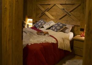 Un dormitorio con una cama grande con almohadas. en Haus Martina, en Sappada