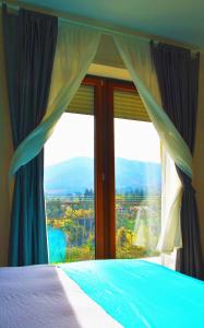 1 dormitorio con cama y ventana grande en Casa Isabela luxury rooms, en Melfi