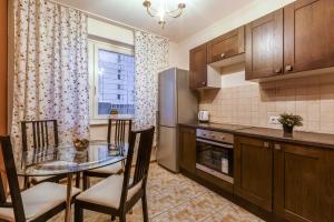莫斯科的住宿－InnDays on Belyaevo 91，厨房配有玻璃桌和椅子