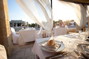Reštaurácia alebo iné gastronomické zariadenie v ubytovaní Le Cale D'Otranto Beach Resort