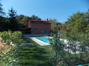 une maison avec une piscine dans une cour dans l'établissement Casa Marcoiano, à Marcoiano