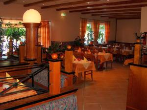a dining room with tables and chairs in a restaurant at Landhaus Havelse in Garbsen