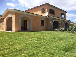a house with a large yard in front of it at Residence Arruli in San Teodoro