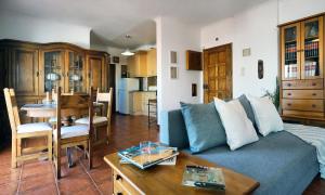 een woonkamer met een bank en een tafel bij Amadora Terrace View in Amadora