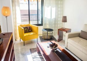 sala de estar con sofá y silla en Apartamento S.Quintin, en Málaga