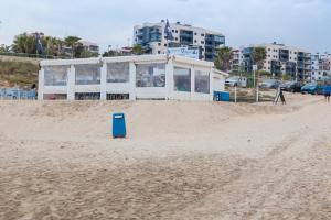 een blauw object in het zand op een strand bij Apartment Vistamar II in Campoamor