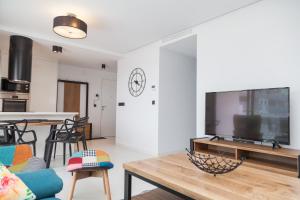 A television and/or entertainment centre at Apartment Vistamar II