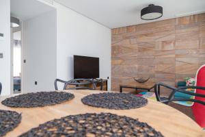A television and/or entertainment centre at Apartment Vistamar II