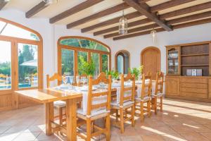 una grande sala da pranzo con tavolo e sedie in legno di Sa Tanca a Inca