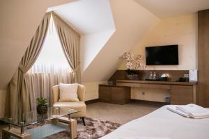 um quarto de hotel com uma cama e uma televisão em Родичі em Zhashkiv