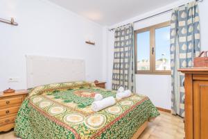 a bedroom with a bed with towels on it at La Encina in Port d'Alcudia