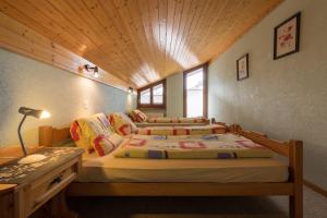 2 aparte bedden in een kamer met een houten plafond bij Hotel Restaurant Silbersand in Riederalp +57 foto's