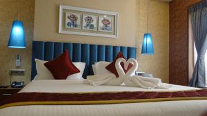 Een bed of bedden in een kamer bij Arna Hotel