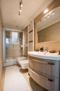 bagno con lavandino, servizi igienici e specchio di Venice Dream House a Venezia