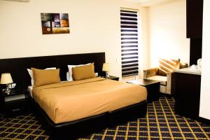 Säng eller sängar i ett rum på Kristal Hotel