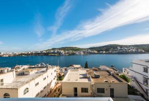 vista di una cassa d'acqua con edifici di Bayview 2 bedroom seaview apartment with large terrace with panoramic views - by Getawaysmalta a San Pawl il-Baħar